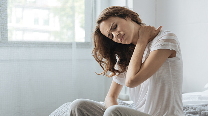  Ragazza che soffre di dolore sulla sua spalla